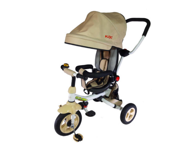 Παιδικό τρίκυκλο ποδήλατο που μπορεί να χρησιμοποιηθεί από παιδιά από 1 έως 5 ετών.Ιδανικό για τις μικρότερες ηλικίες με τη ρυθμιζόμενη πλάτη και με κάθισμα τύπου bucket με ζώνη ασφαλείας 3ων σημείων και περιστρεφόμενο 180 μοιρών για να κοιτάει το παιδί είτε στον δρόμο μπροστά είτε σε εσάς.Διαδέτει και ρυθμιζόμενη λαβή καθ' ύψος για να βολεύει όλους τους γονείς. Από την λαβή μπορεί να στρίψει το τιμόνι του ποδηλάτου έτσι ώστε να κάνετε διόρθωση της πορεία του παιδιού. Στο ποδήλατο υπάρχει υποπόδιο για τα ποδαράκια του παιδιού όσο δεν φτάνει στα πετάλια αλλά και ελεύθερο στον μπροστινό τροχό έτσι ώστε να μην γυρίζουν τα πετάλια ενώ το όχημα κινείται και υπάρξει η πιθανότητα να τραυμαστιστεί το παιδί σας. Είναι εξοπλισμένο με μεγάλους τροχούς από λάστιχο ώστε να περνά τις ανωμαλίες του δρόμου και να απορροφούν τους κραδασμούς πριν φτάσουν στο παιδί. Το ποδηλατάκι διαθέτει φρένο ασφαλείας και χειρίζεται πατώντας ένα πεντάλ με το πόδι σας (βρίσκεται στο πίσω μέρος του τρίκυκλου). Ο σκελετός του αναδιπλώνει με απλές και γρήγορες κινήσεις για να μπορεί να μεταφέρεται και να αποθηκεύεται εύκολα. Ακόμη, το όχημα διαθέτει μεγάλο μπαστούνι, κουδουνάκι στο τιμόνι, μαξιλαράκι στο κάθισμα, καθώς και αναδιπλούμενο κάθισμα για ευκολότερη μεταφορά.